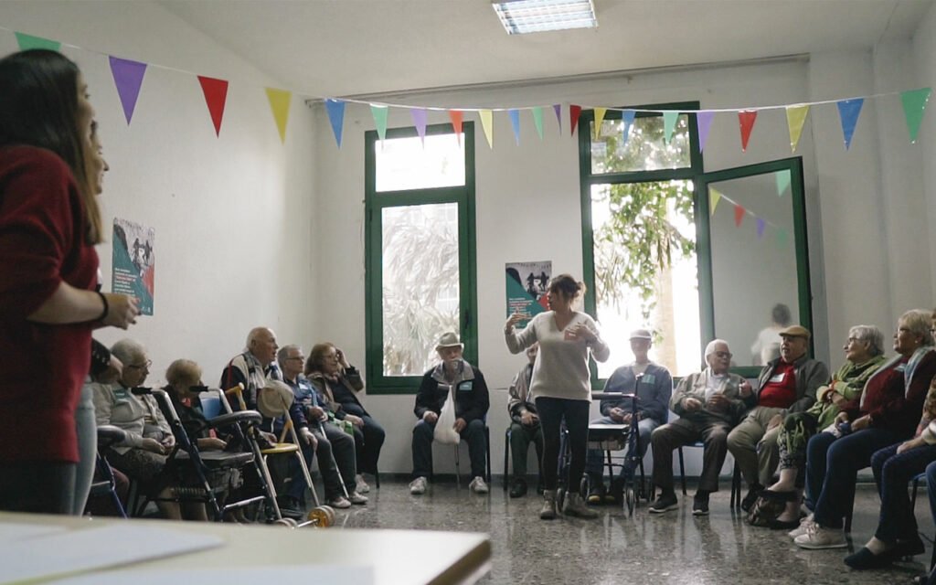 Sara durante un taller de ECO. Música y comunidad en Residencias de Mayores. Residencia de Mayores de Ofra, 2019. Fotografía de Iván Delgado (Nevus Visual).