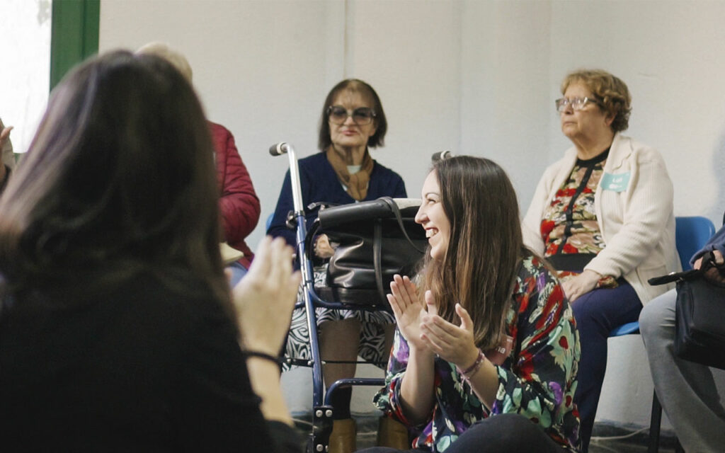 Carolina durante un taller de ECO. Música y comunidad en Residencias de Mayores. Residencia de Mayores de Ofra, 2019. Fotografía de Iván Delgado (Nevus Visual).