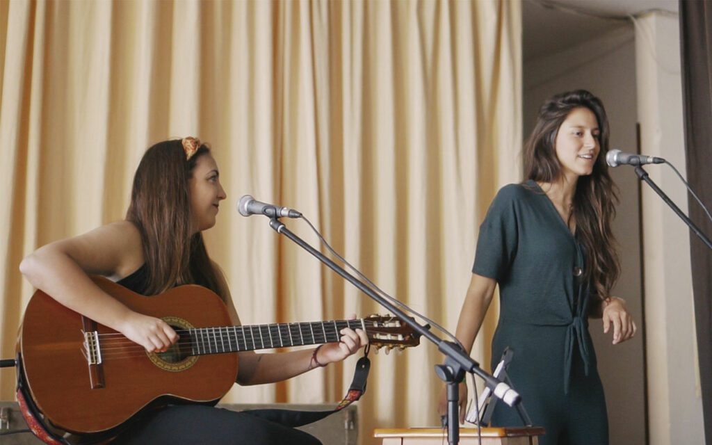 Carolina y Lucía durante un taller de ECO. Música y comunidad en Residencias de Mayores. Residencia de Mayores de Ofra, 2019. Fotografía de Iván Delgado (Nevus Visual).