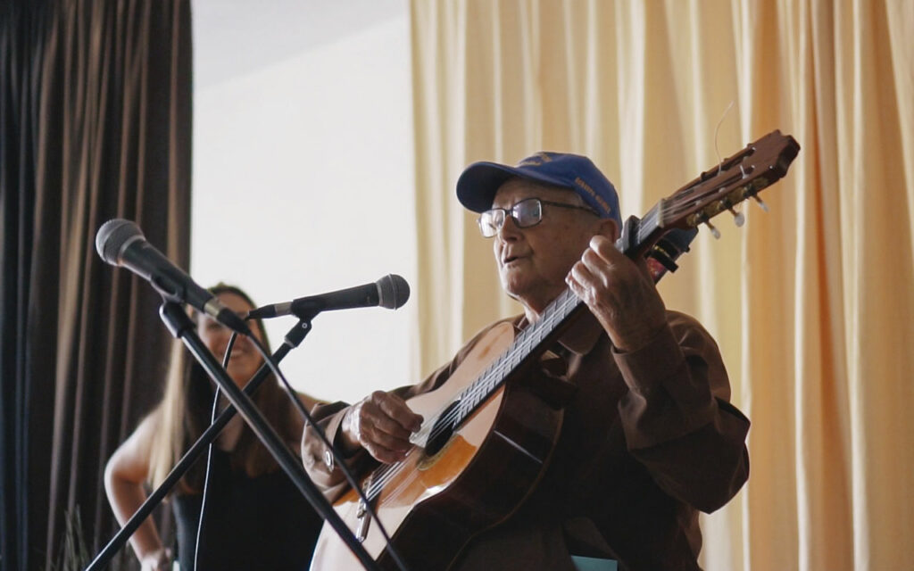 Momento durante el concierto final de ECO. Música y comunidad en Residencias de Mayores. Residencia de Mayores de Ofra, 2019. Fotografía de Iván Delgado (Nevus Visual).