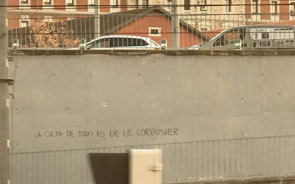 Pintada metro Atocha "La culta de todo es de Le Corbusier" –#MeetCommons ¿Hablamos de participación ciudadana?