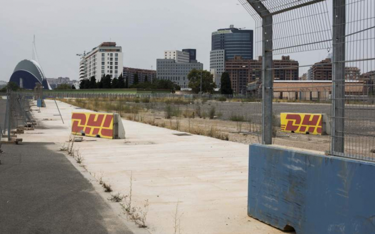 Vista de un tramo del Circuito abandonado de Fórmula 1 de la ciudad de Valencia. Fotografía de Biel Aliño para 20minutos. Año 2013.