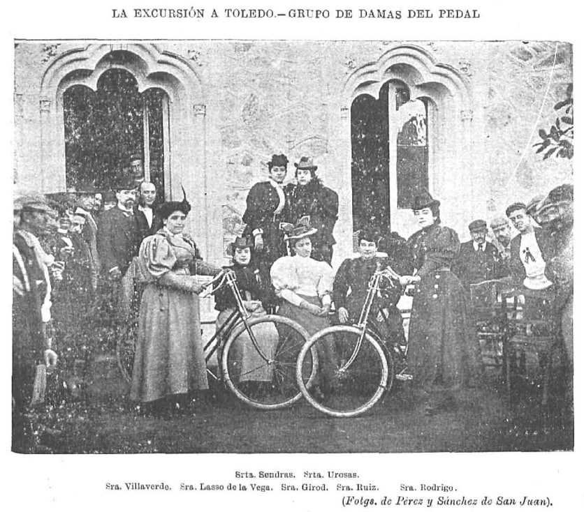 Figura 05. La excursión a Toledo - Grupo de damas del pedal. Fotografía publicada en Blanco y Negro, 5 de marzo de 1898. Fuente: Hemeroteca Digital de la Biblioteca Nacional de España