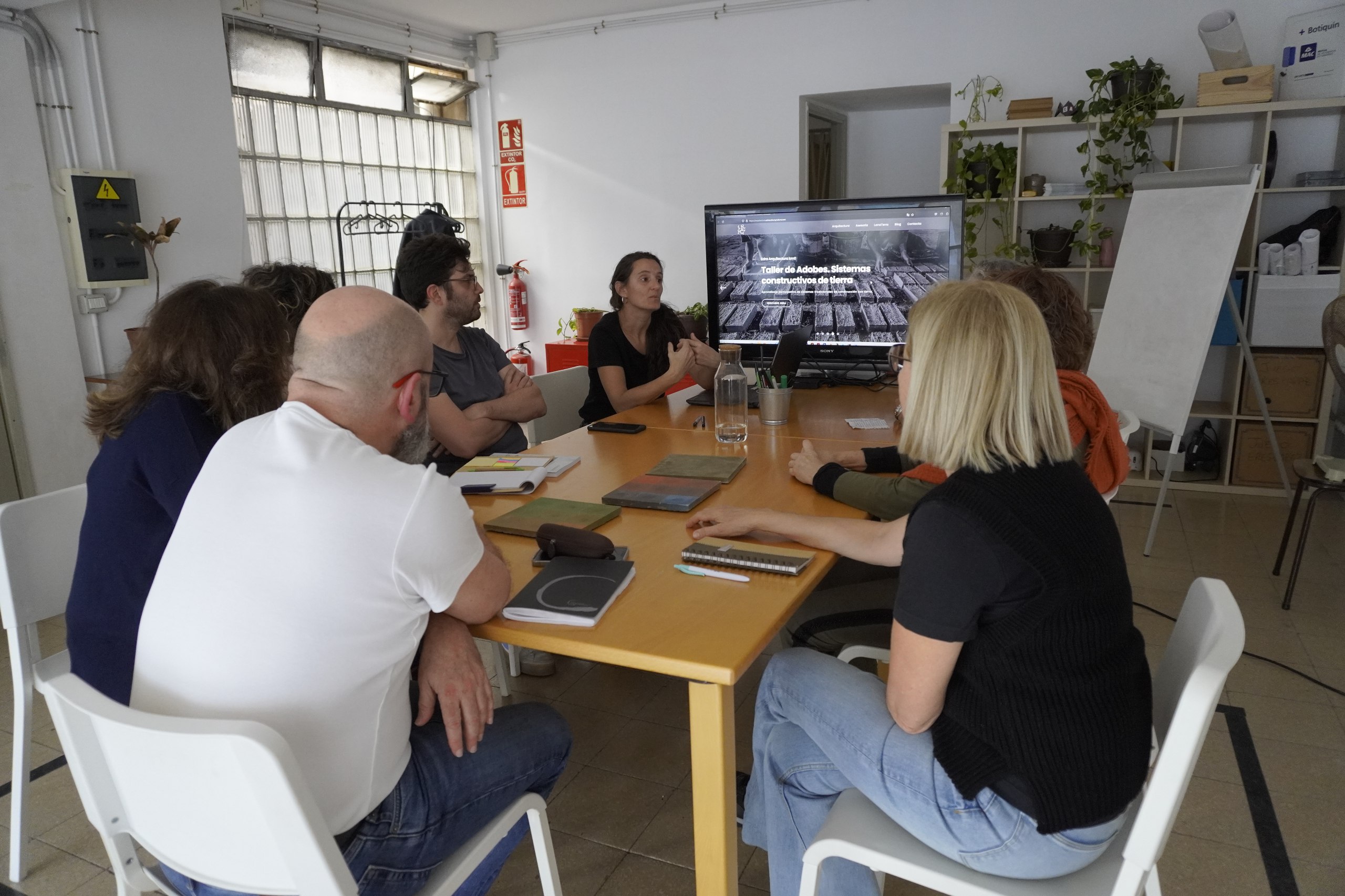 Sesión de trabajo del equipo técnico de EntreAlisios junto a Angels Catellarnau en la sede de OFIC (Tenerife). Año 2025.